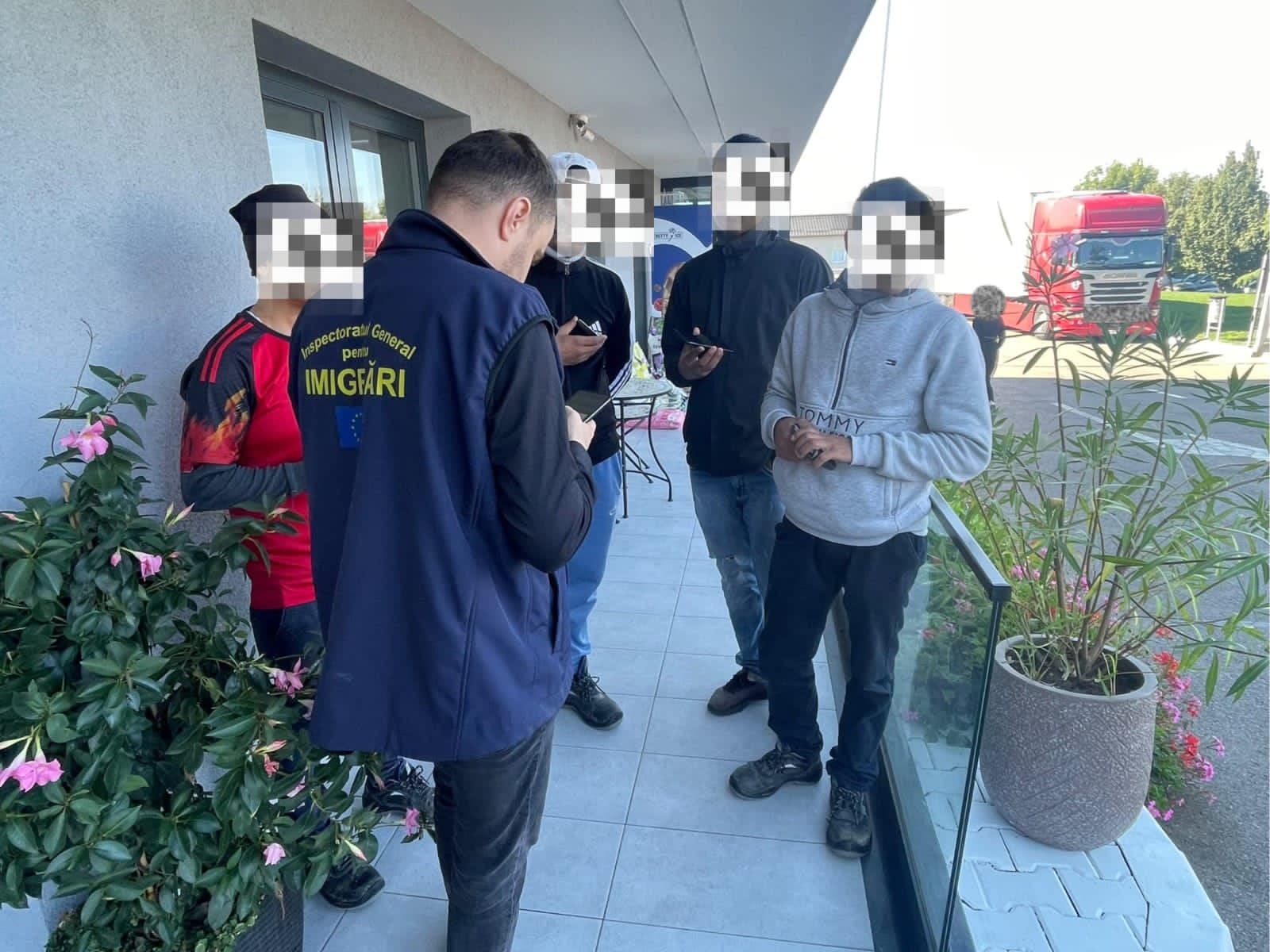 Polițiștii au verificat respectarea legislației privind angajarea cetățenilor străini și șederea acestora în România